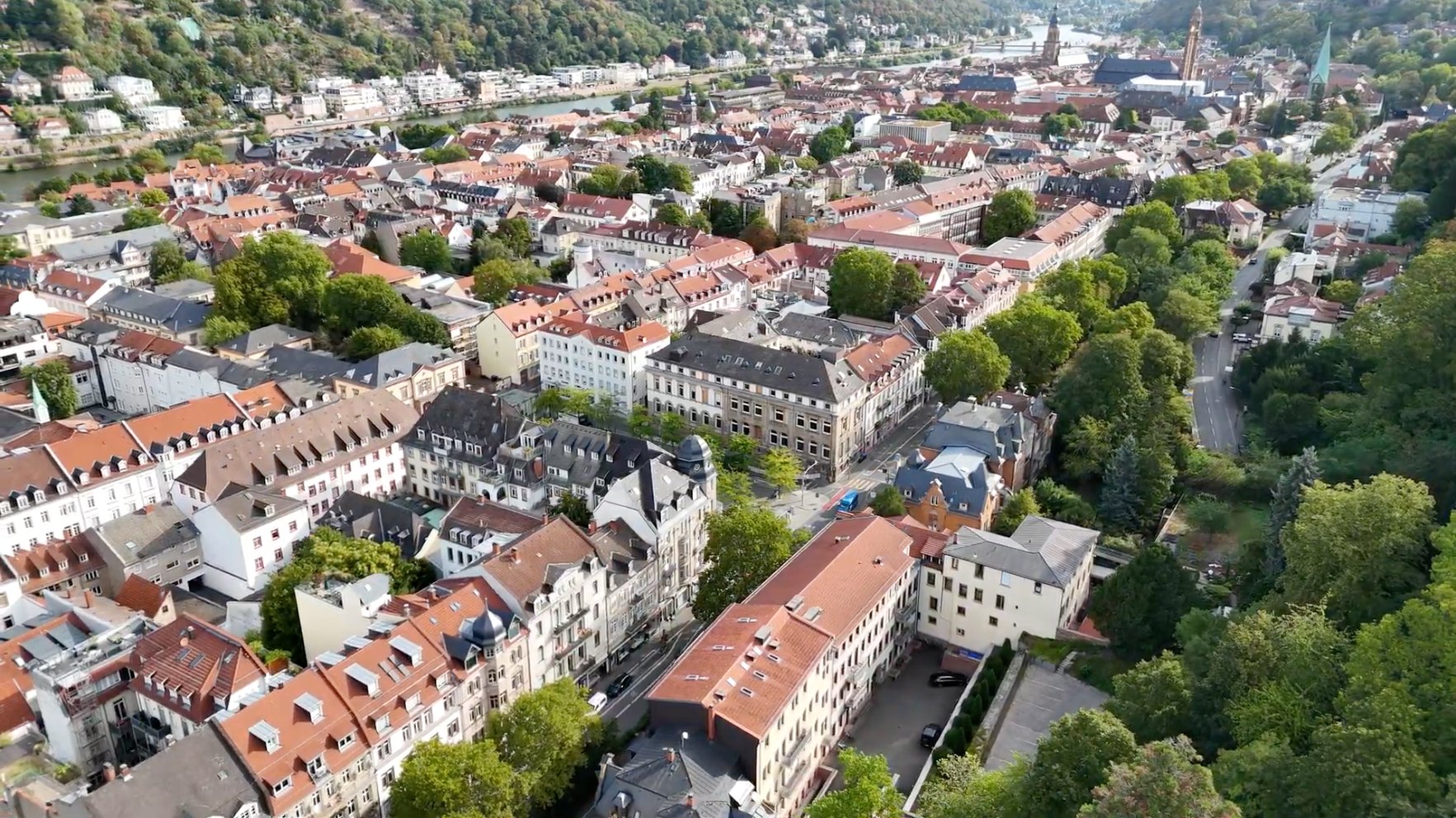 Luftbild der Heidelberger Altstadt mit dem friedrichdrei am Friedrich-Ebert-Platz